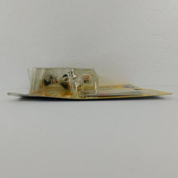 Kenner 1998 Starting Lineup NHL Chicago Blackhawks Doug Gilmour Action Figure - Picture 4 of 6